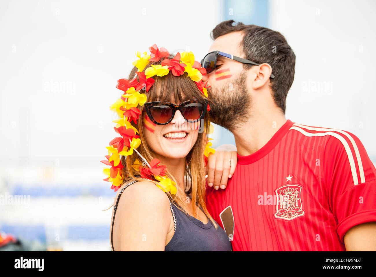 Giovane coppia spagnola faccia con la vernice e la ghirlanda floreale Foto Stock