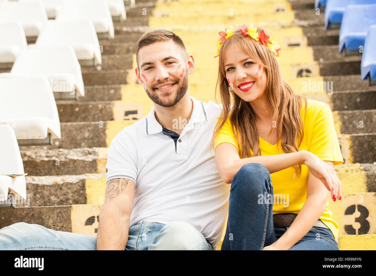 Ritratto di giovane coppia stadium Foto Stock
