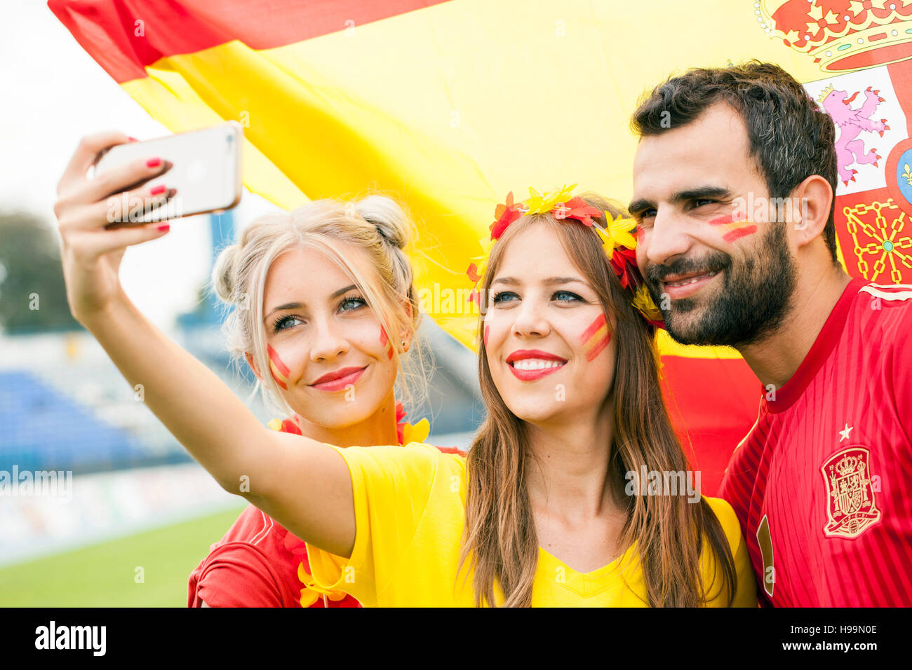 Spagnolo i fan del calcio di prendere una selfie Foto Stock