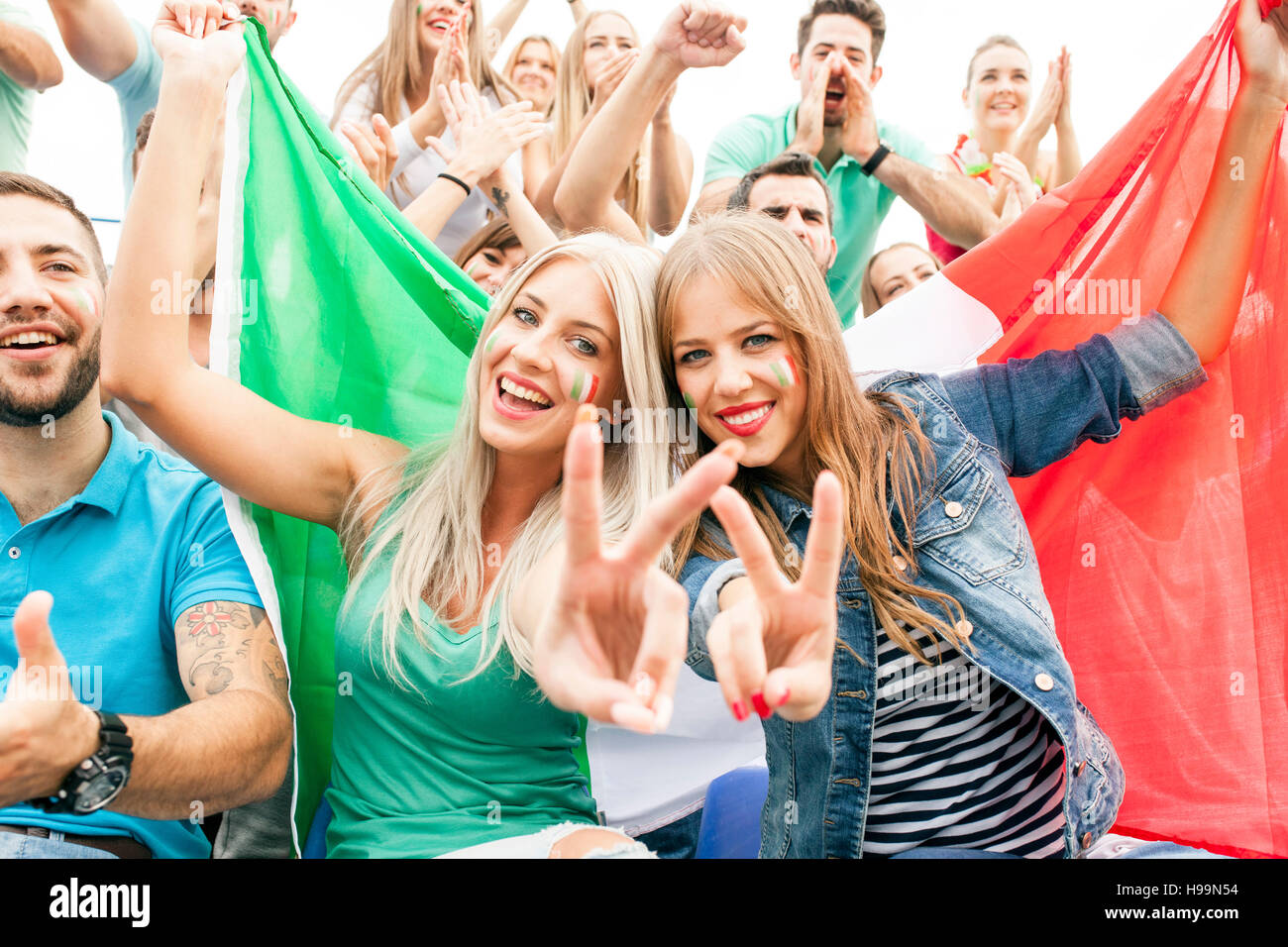 Un gruppo di appassionati di calcio azienda bandiera italiana Foto Stock