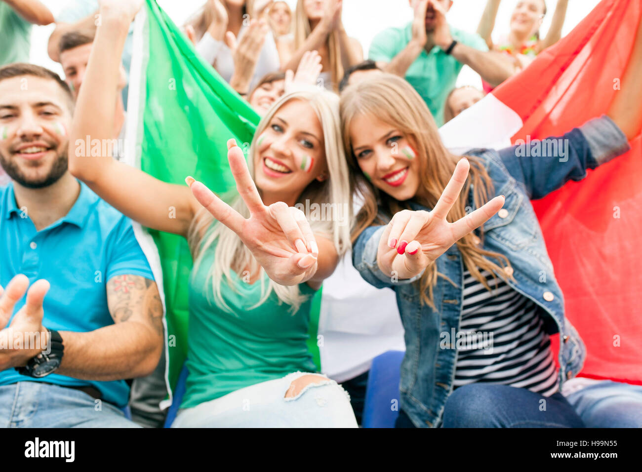 Un gruppo di appassionati di calcio azienda bandiera italiana Foto Stock