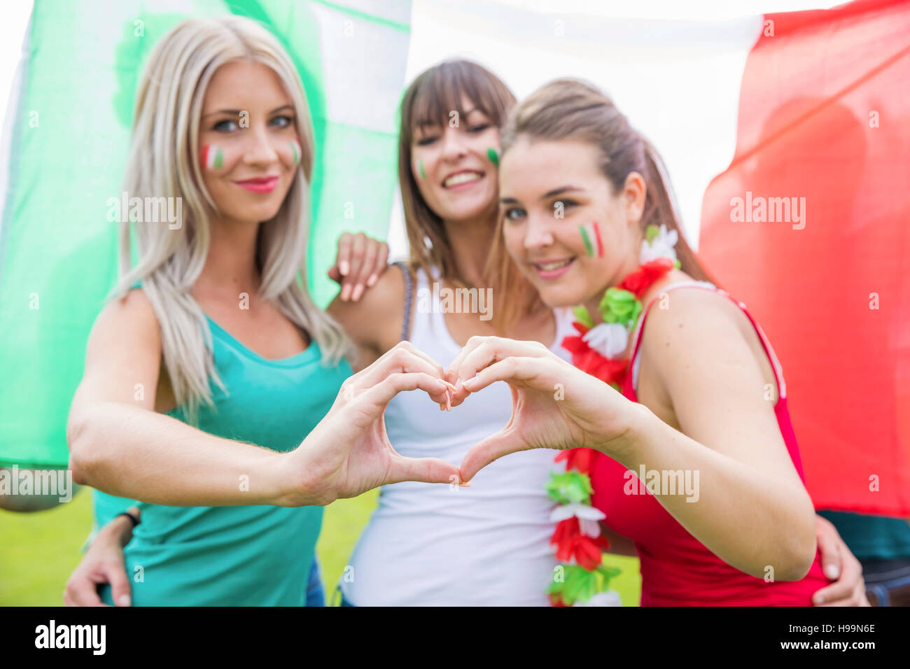 Femmina tifosi di calcio formando il cuore con le mani Foto Stock