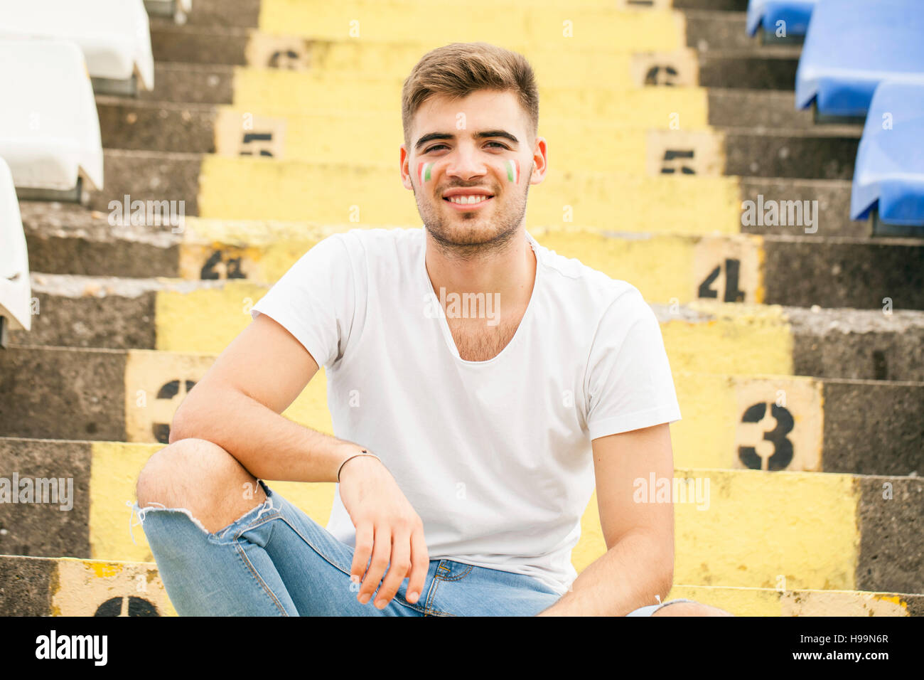 Ritratto di giovane maschio tifoso di calcio in stadium Foto Stock