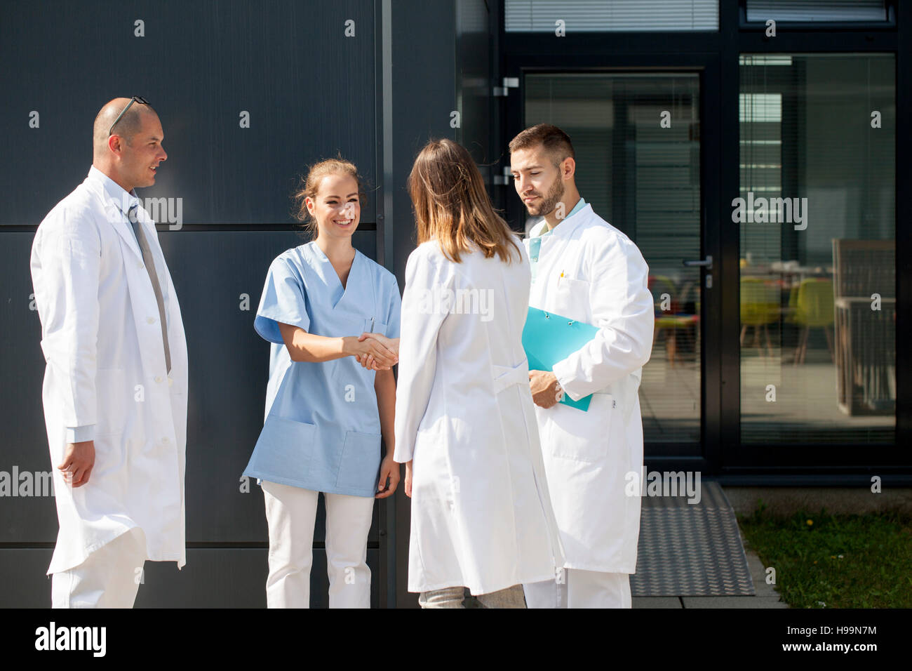 Medico donna stringono le mani con l'infermiera all'aperto Foto Stock