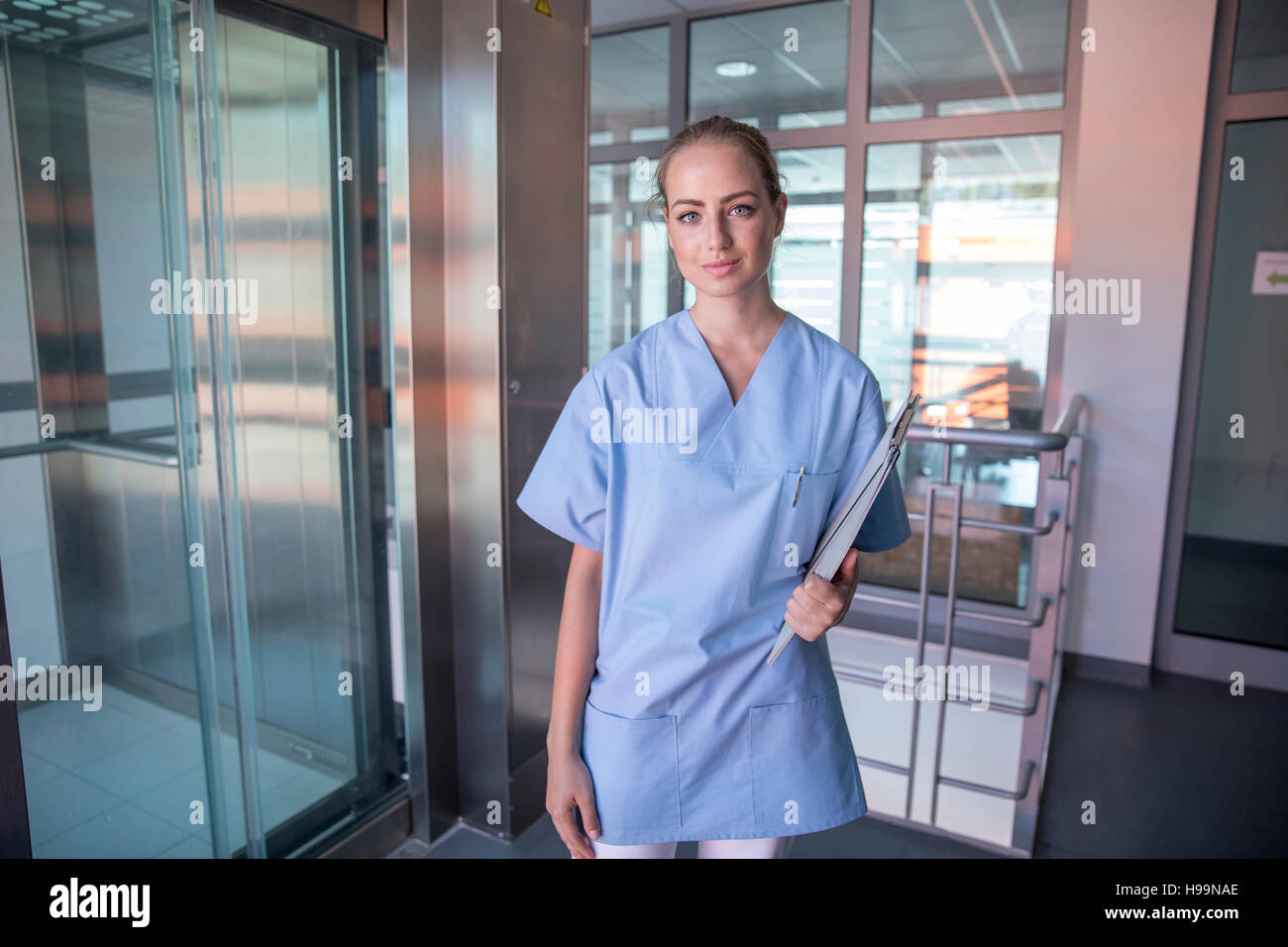 Ritratto di infermiere con documenti in clinica medica Foto Stock
