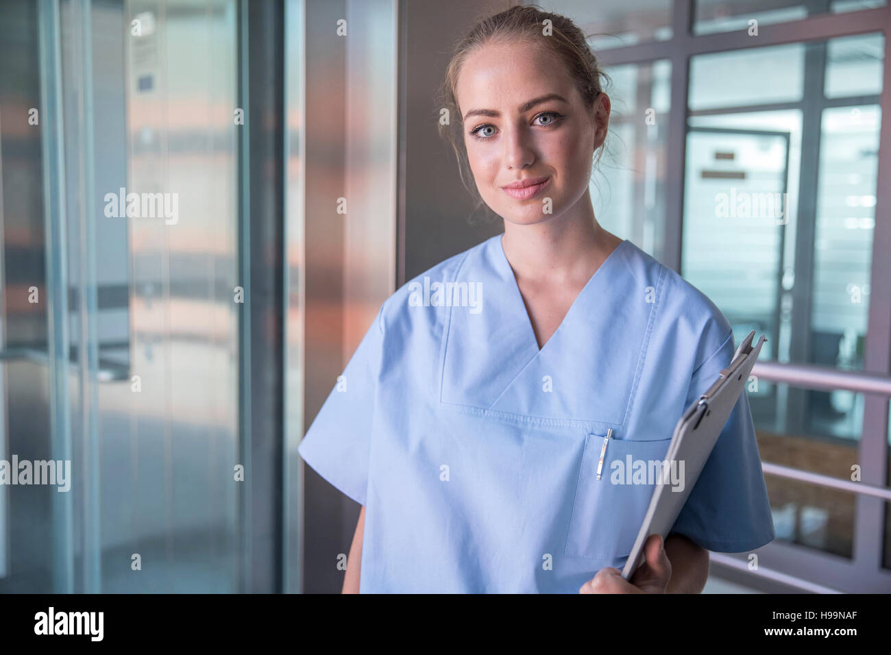 Ritratto di infermiere con documenti in clinica medica Foto Stock