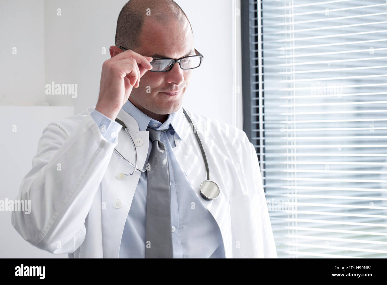 Ritratto di medico con occhiali e uno stetoscopio Foto Stock