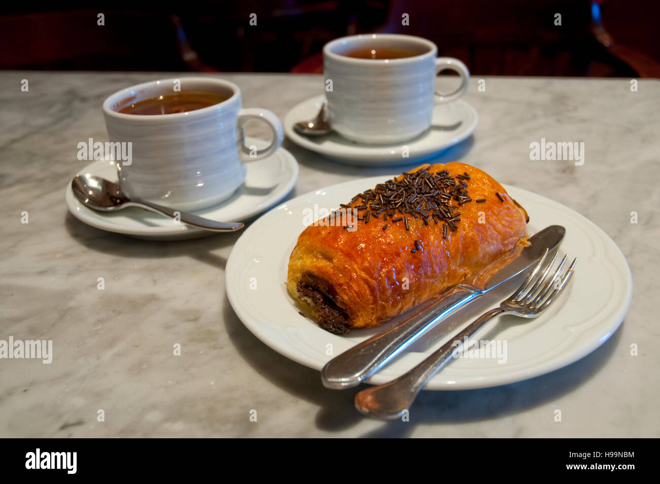 Torta Napolitana e due tazze di cioccolato. Chiudere la vista. Foto Stock