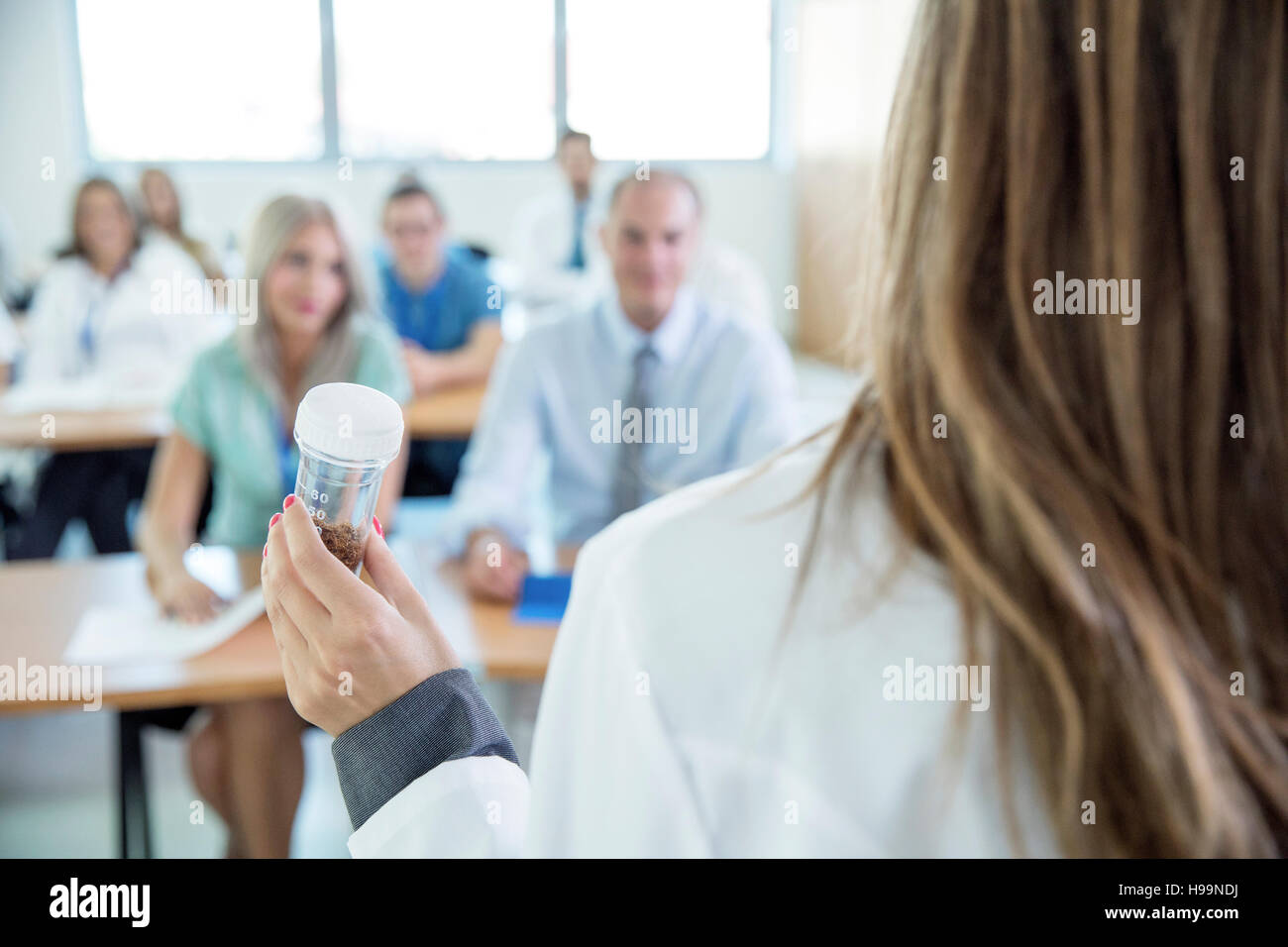 Medico donna spiegando farmaco per gli studenti Foto Stock