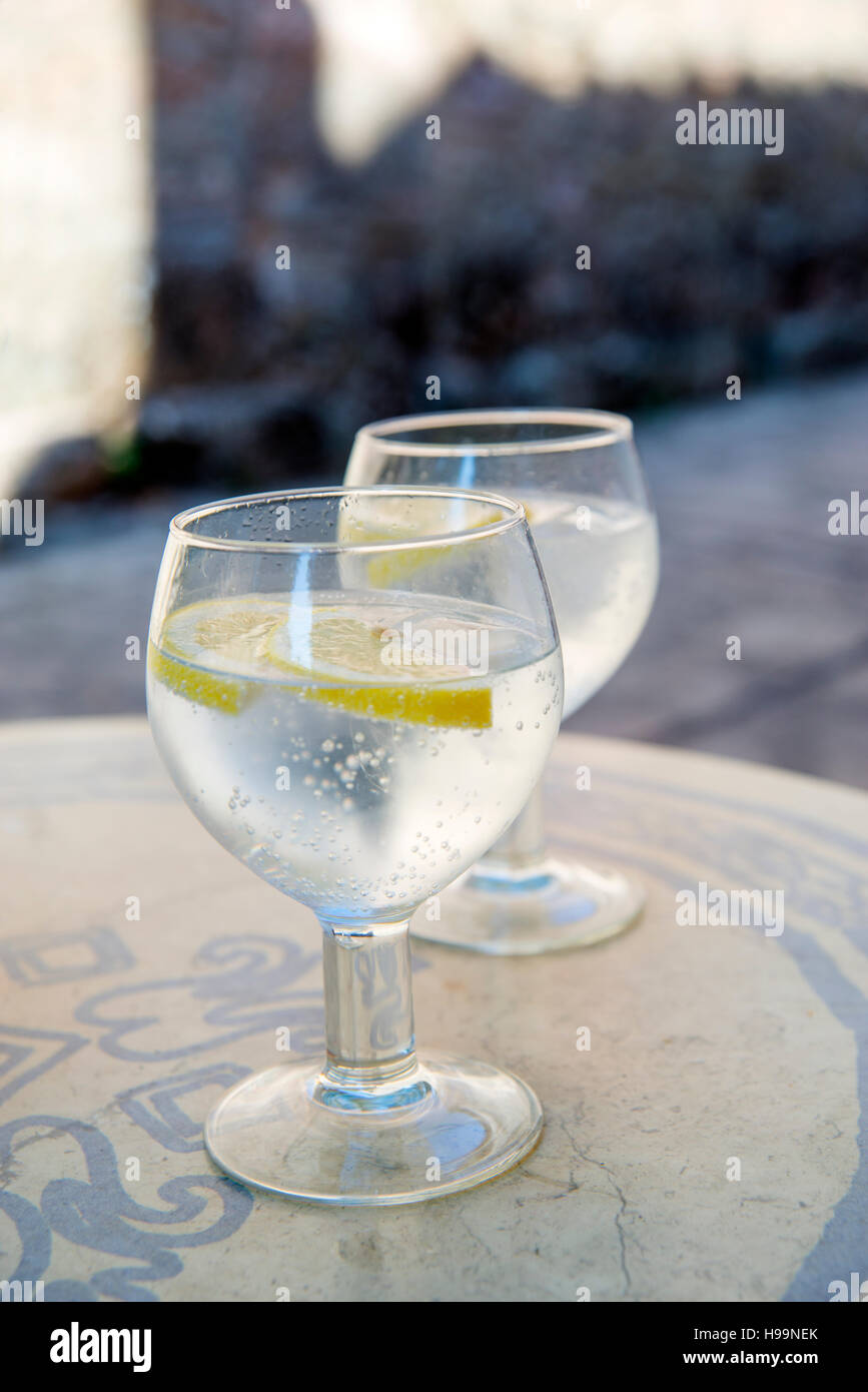 Due bicchieri di acqua frizzante in una terrazza. Foto Stock