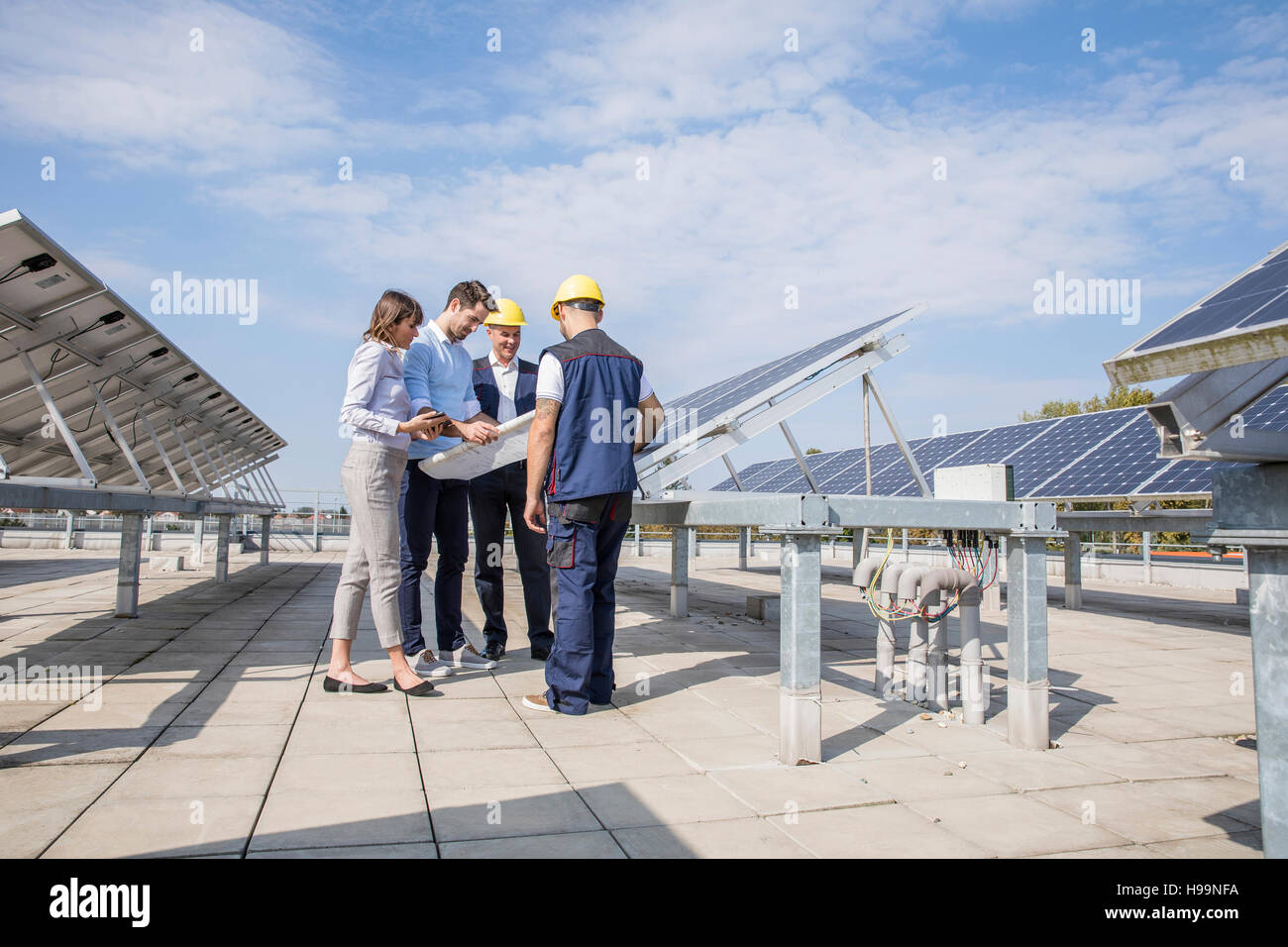 Gli architetti e i lavoratori del settore edilizio ispezione solar power station Foto Stock