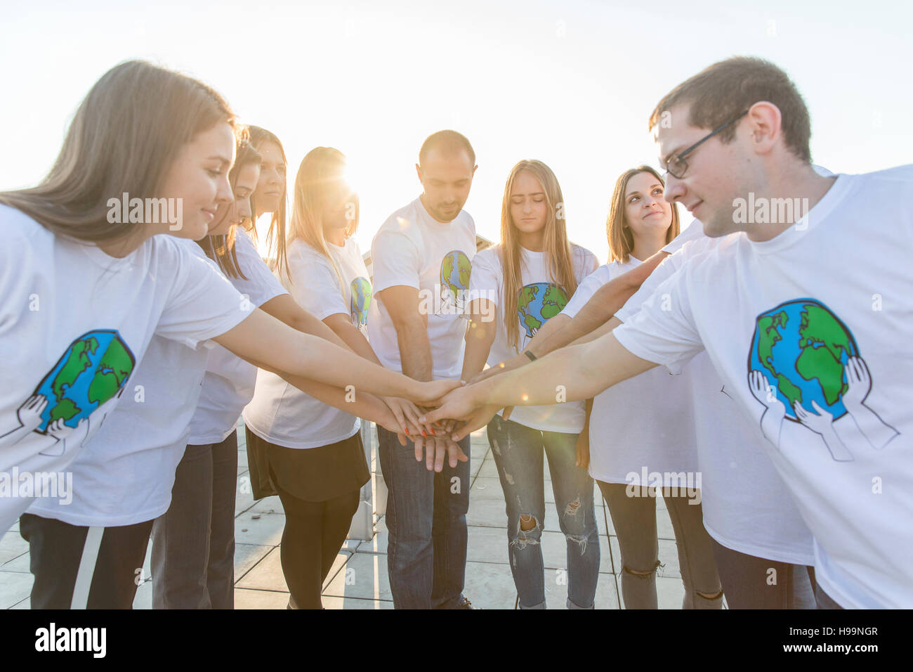 Gruppo di adolescenti ambientalisti di unire le vostre mani in cerchio Foto Stock