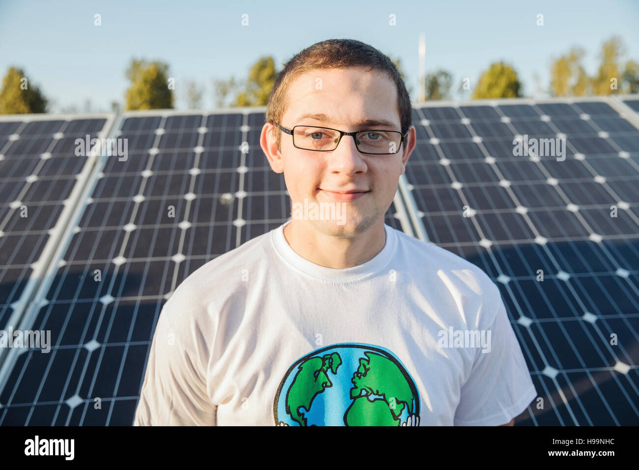 Ritratto di adolescenti ambientalista di fronte a pannelli solari Foto Stock