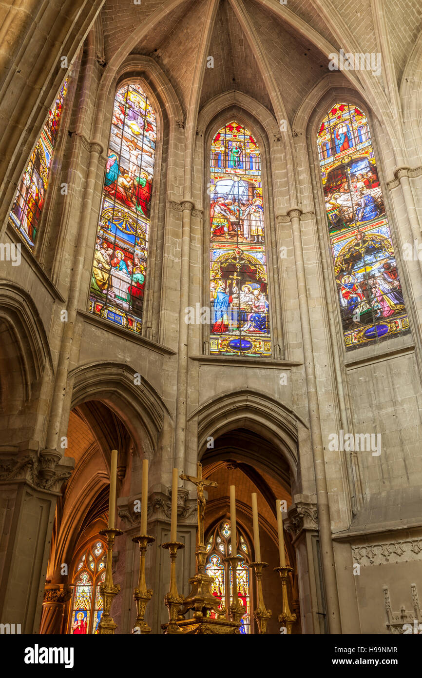 Soggiornava finestre di vetro all'interno della cattedrale di Blois, Francia. Foto Stock