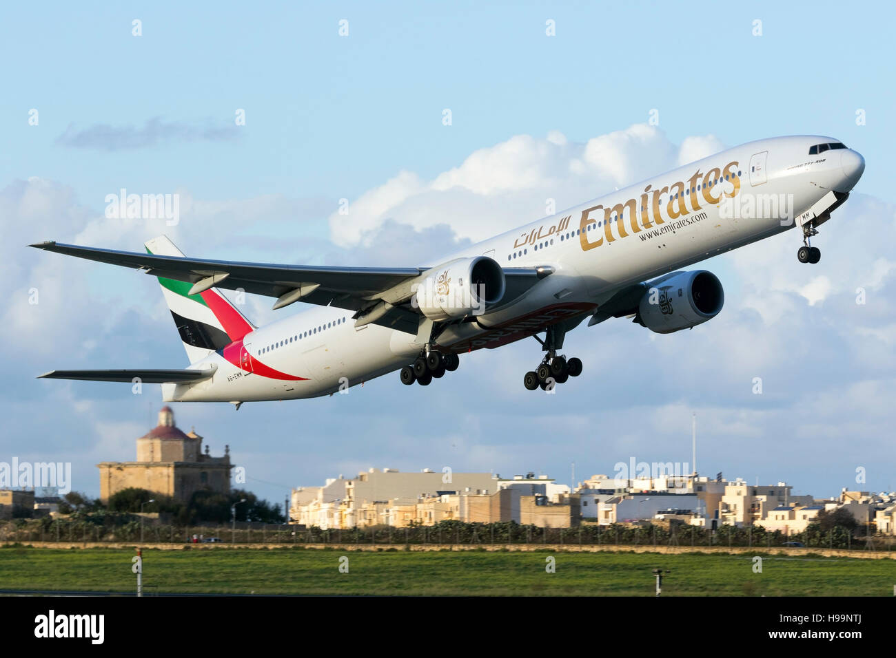 Emirates Boeing 777-31H [A6-EMM] uscire di pista 13 a Dubai. Foto Stock