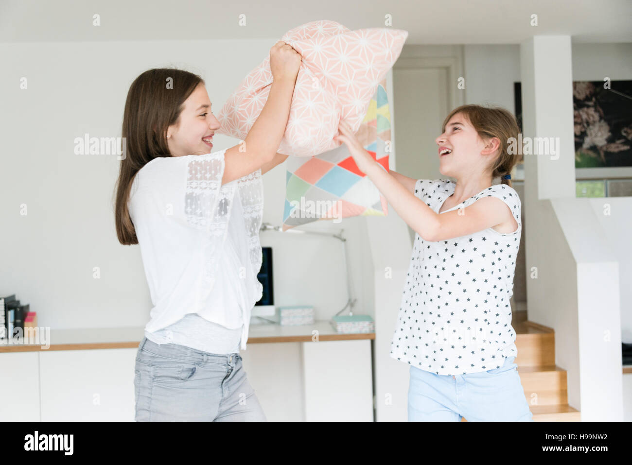 Le ragazze adolescenti avente un cuscino lotta Foto Stock