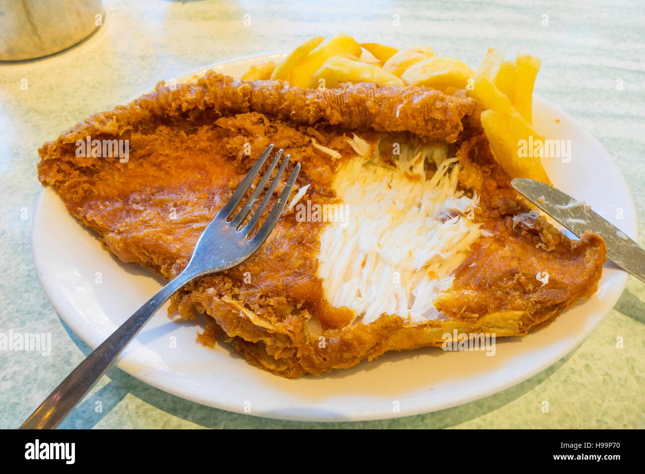 Speciale scaglie di pesce fatta con Skate in un cafe a Whitby Yorkshire Inghilterra Foto Stock