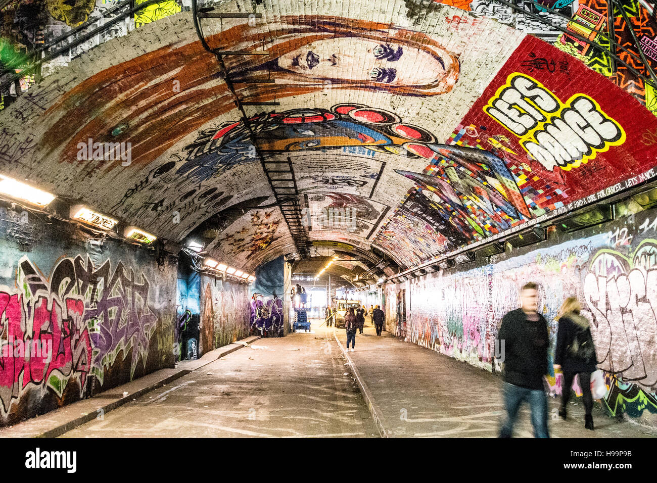Leake Street, noto anche come graffiti, Tunnel sotto la stazione ferroviaria di Waterloo, Lambeth, London, SE1, UK. Foto Stock