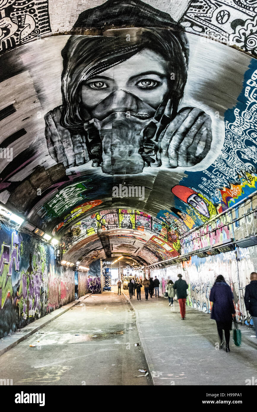 Leake Street, aka Graffiti Tunnel, sotto Waterloo Station, Lambeth, Londra, SE1, Inghilterra, Regno Unito. Foto Stock