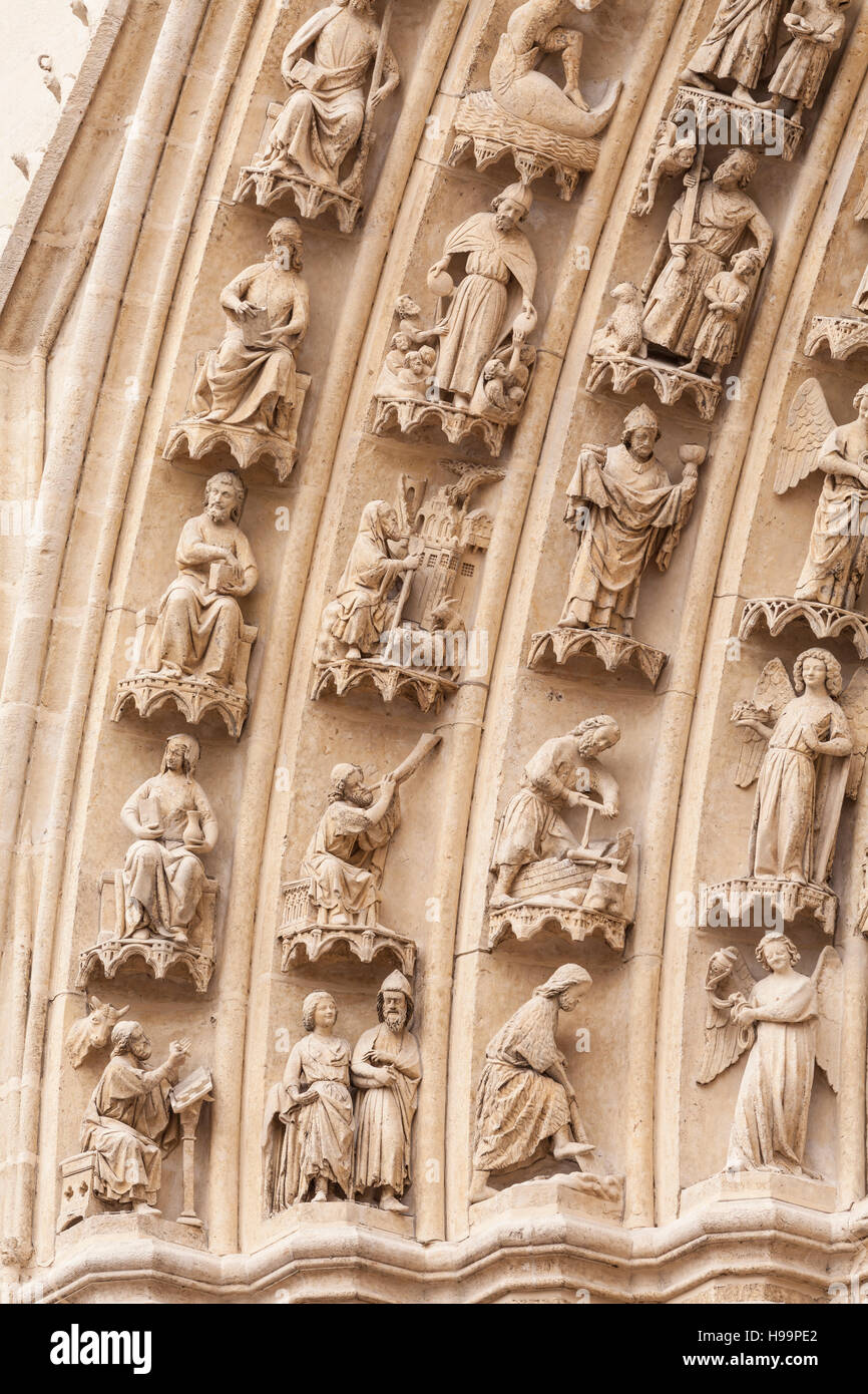 Statue del timpano di Notre Dame d'cattedrale di Amiens nella città di Amiens. Esso è stato designato come un sito patrimonio mondiale dell'UNESCO nel 1981. Foto Stock
