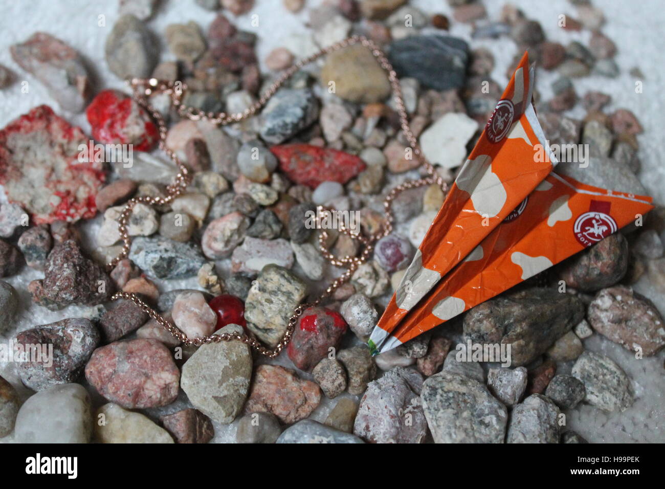 Poca carta piano giacciono su ciottoli e catena d'oro memoria delle vacanze estive Foto Stock