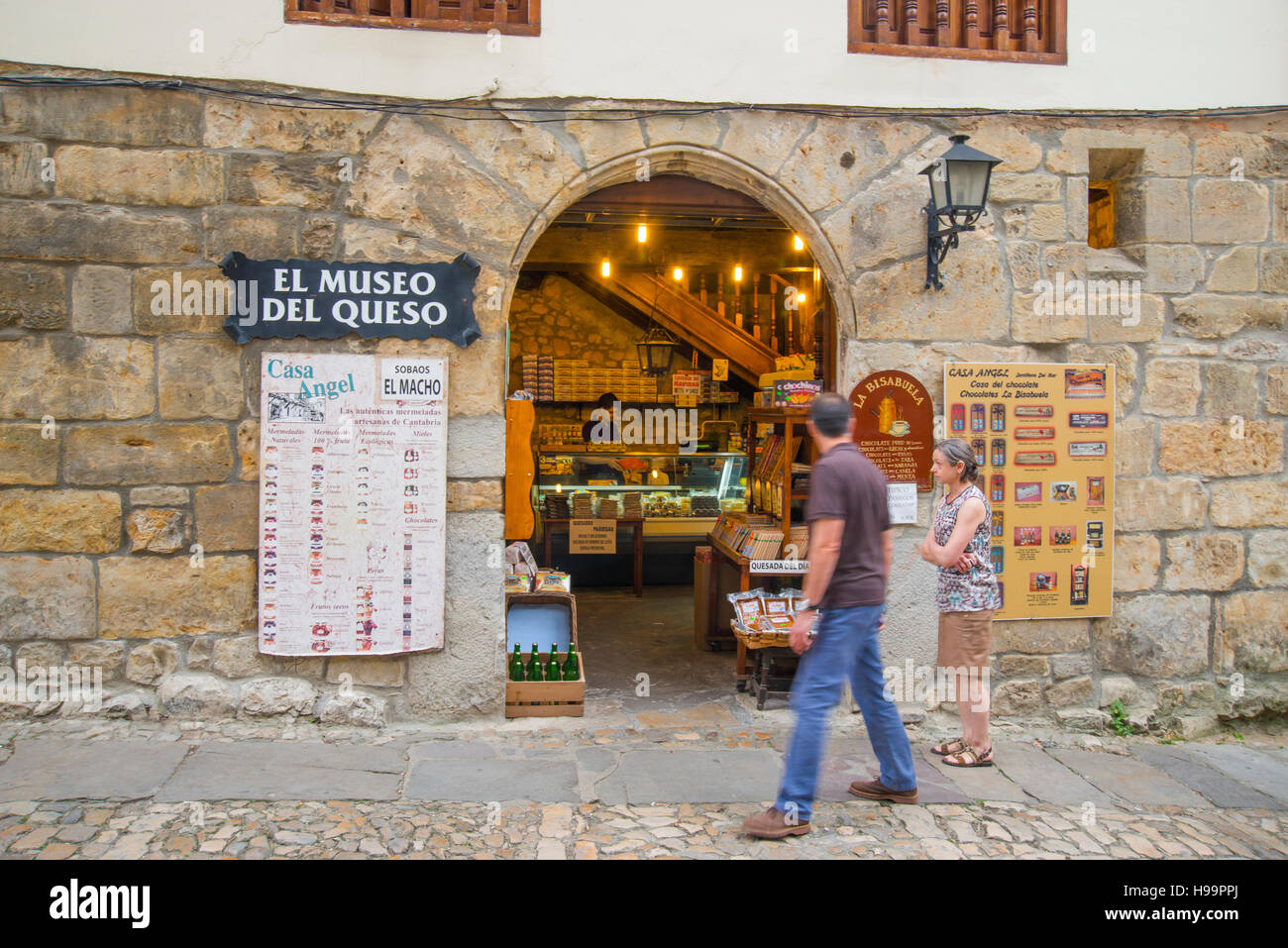 Facciata di El Museo del Queso, negozio tradizionale. Santillana del Mar, Cantabria, Spagna. Foto Stock