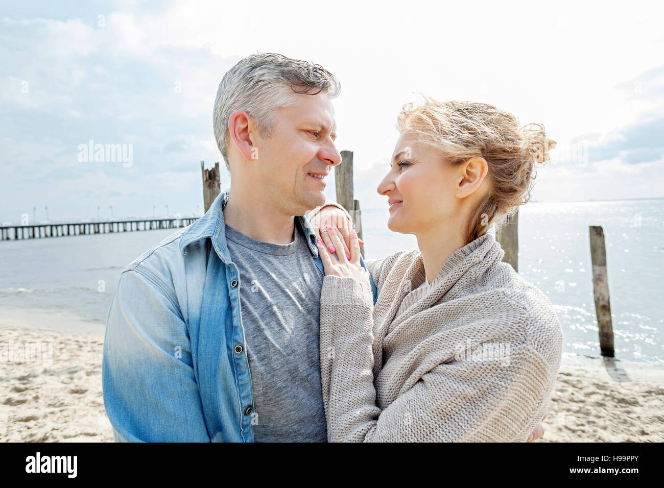Ritratto di giovane in amore sulla spiaggia Foto Stock