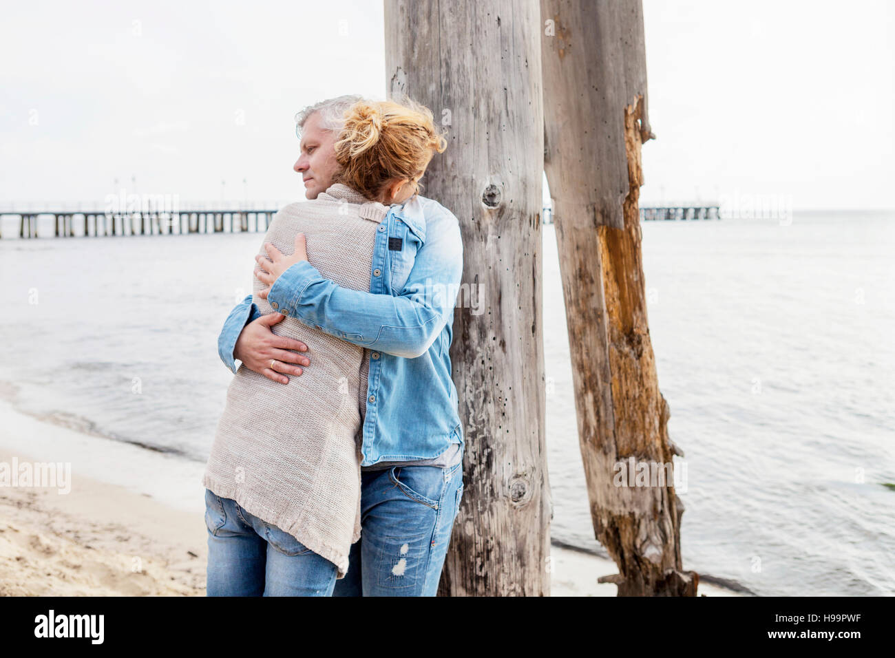 Matura in amore sulla spiaggia Foto Stock