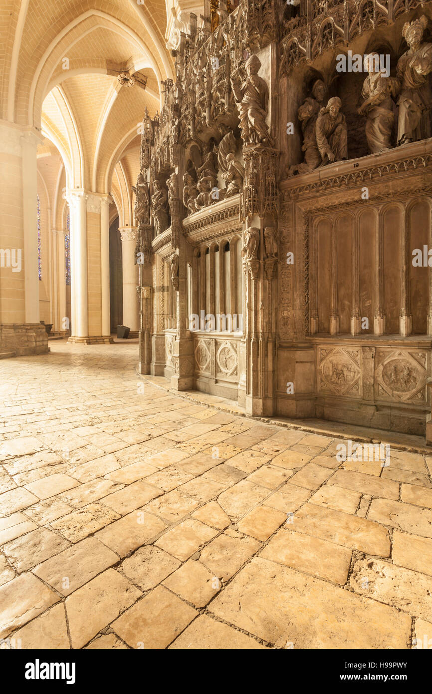 Parte dell'abside e monumentale cantoria schermo nella cattedrale di Chartres. Foto Stock