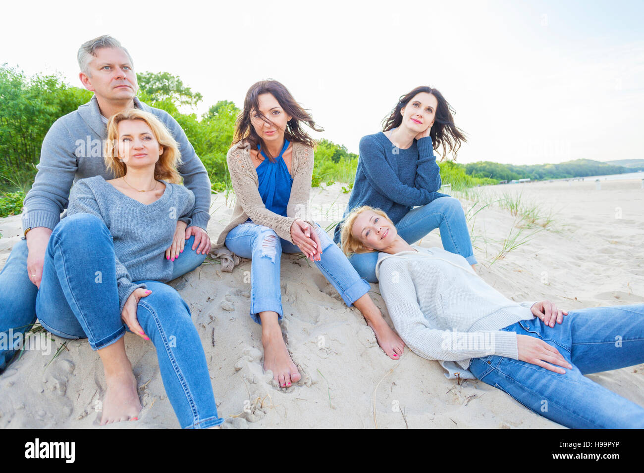 Gruppo di amici sulla spiaggia rilassante Foto Stock