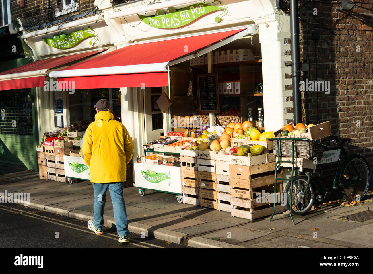La frutta e la verdura al di fuori di un fruttivendolo negozio di Londra Foto Stock
