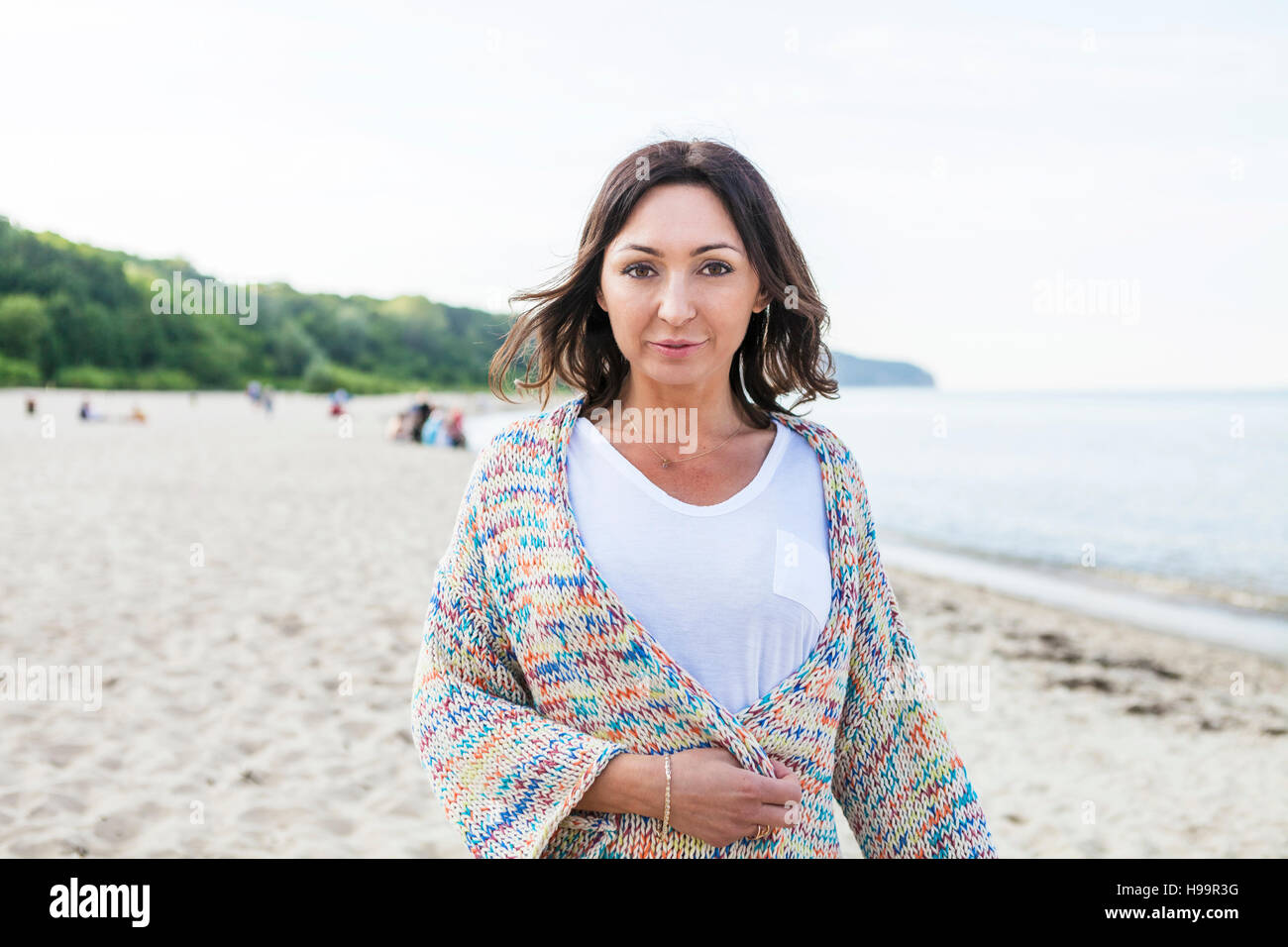 Ritratto di donna con capelli castani sulla spiaggia Foto Stock