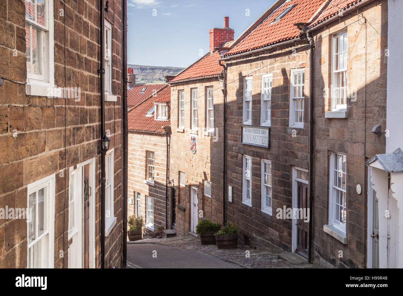 Una strada stretta in Robin cappe Bay sulla North York Moors costa. Foto Stock