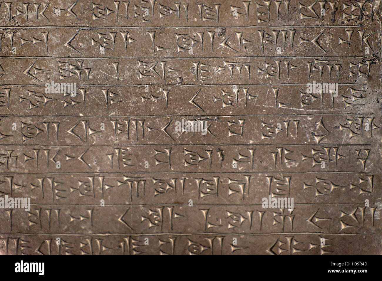 Il cuneiforme scolpiti scrittura presso il Museo Archeologico di Tehran, Iran Foto Stock