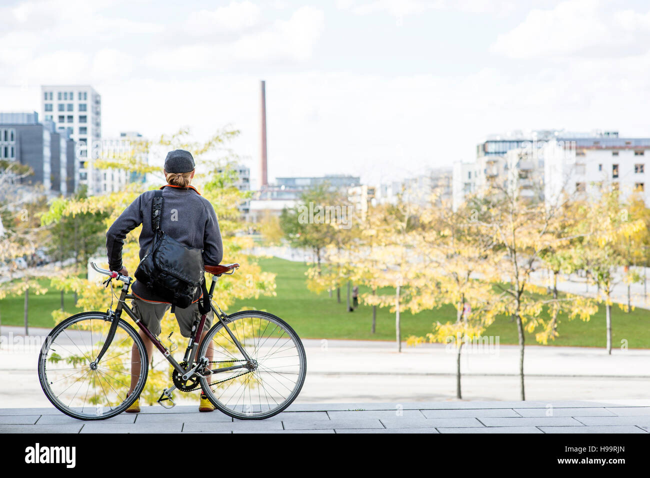 Bike messenger cercando sulla città Foto Stock