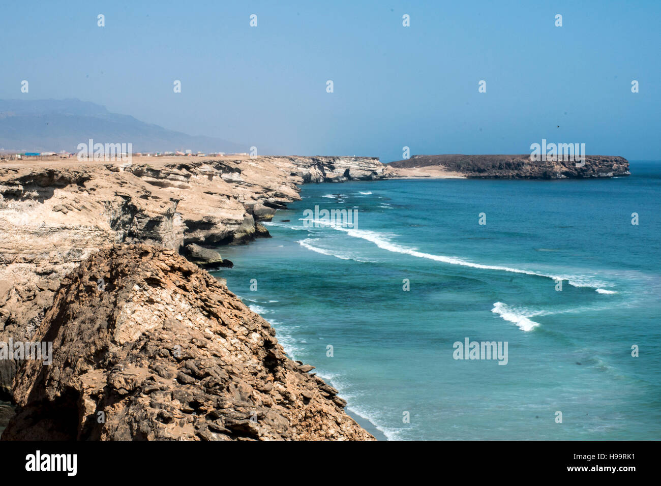 Vista coastside Taqah città plateau Salalah Dhofar Sultanato di Oman Foto Stock
