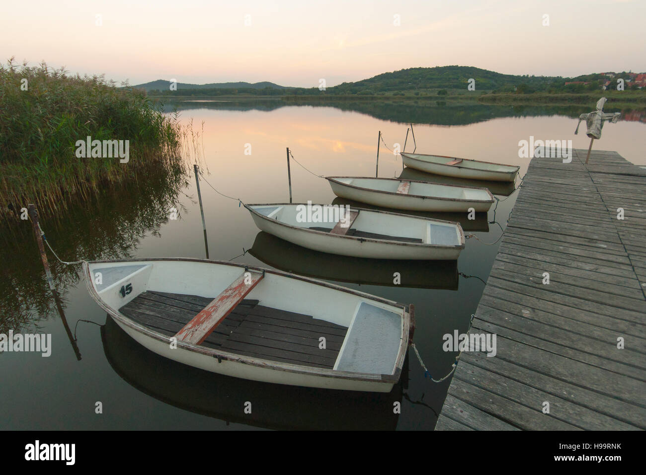 Barche nel lago interno, Tihany, Ungheria Foto Stock