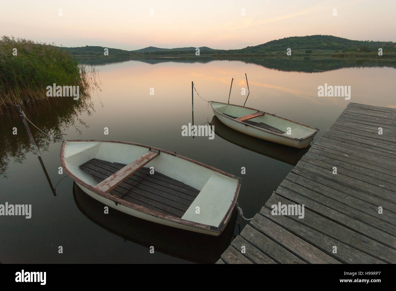Barche nel lago interno, Tihany, Ungheria Foto Stock
