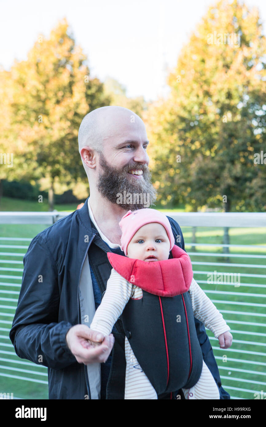 Padre con la bambina in baby carrier Foto Stock