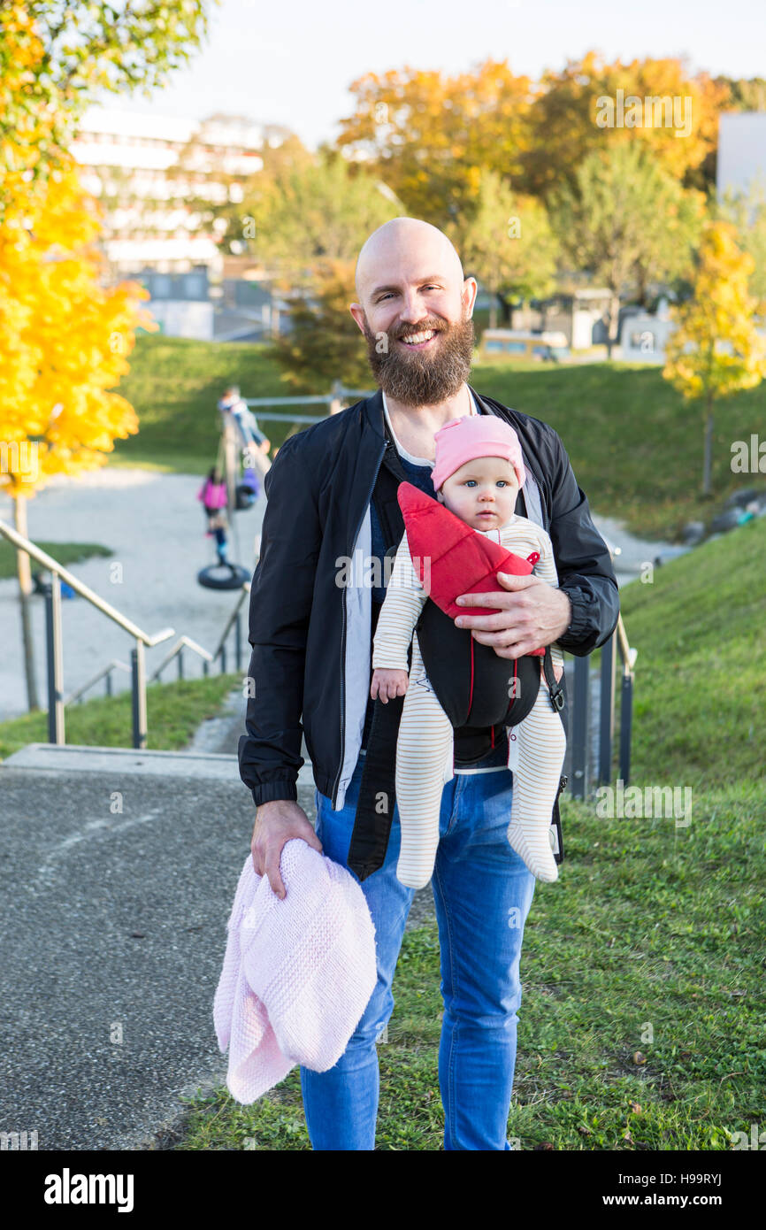 Ritratto di Padre con la bambina in baby carrier Foto Stock