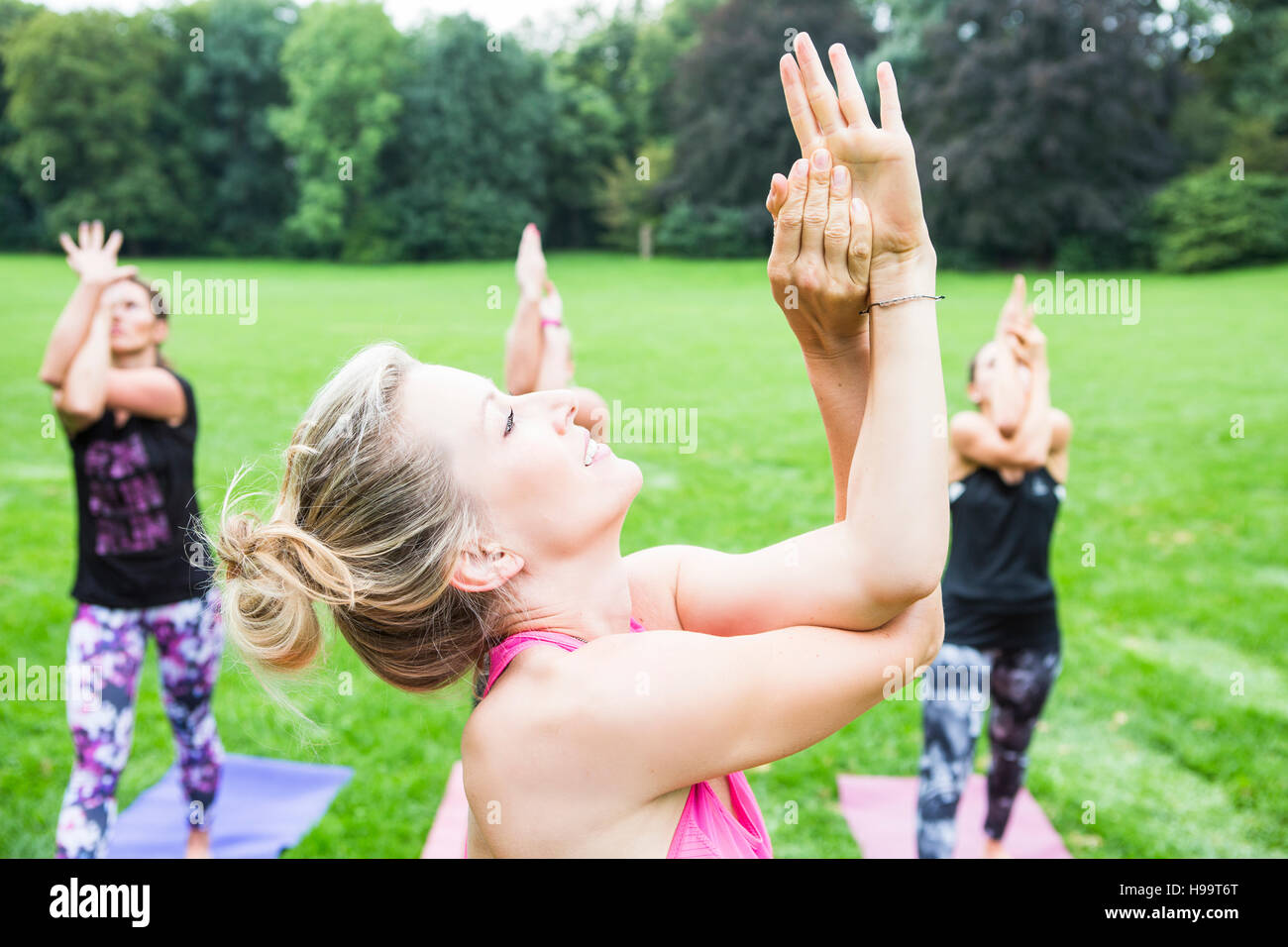 Le giovani donne a praticare yoga in posizione di parcheggio Foto Stock