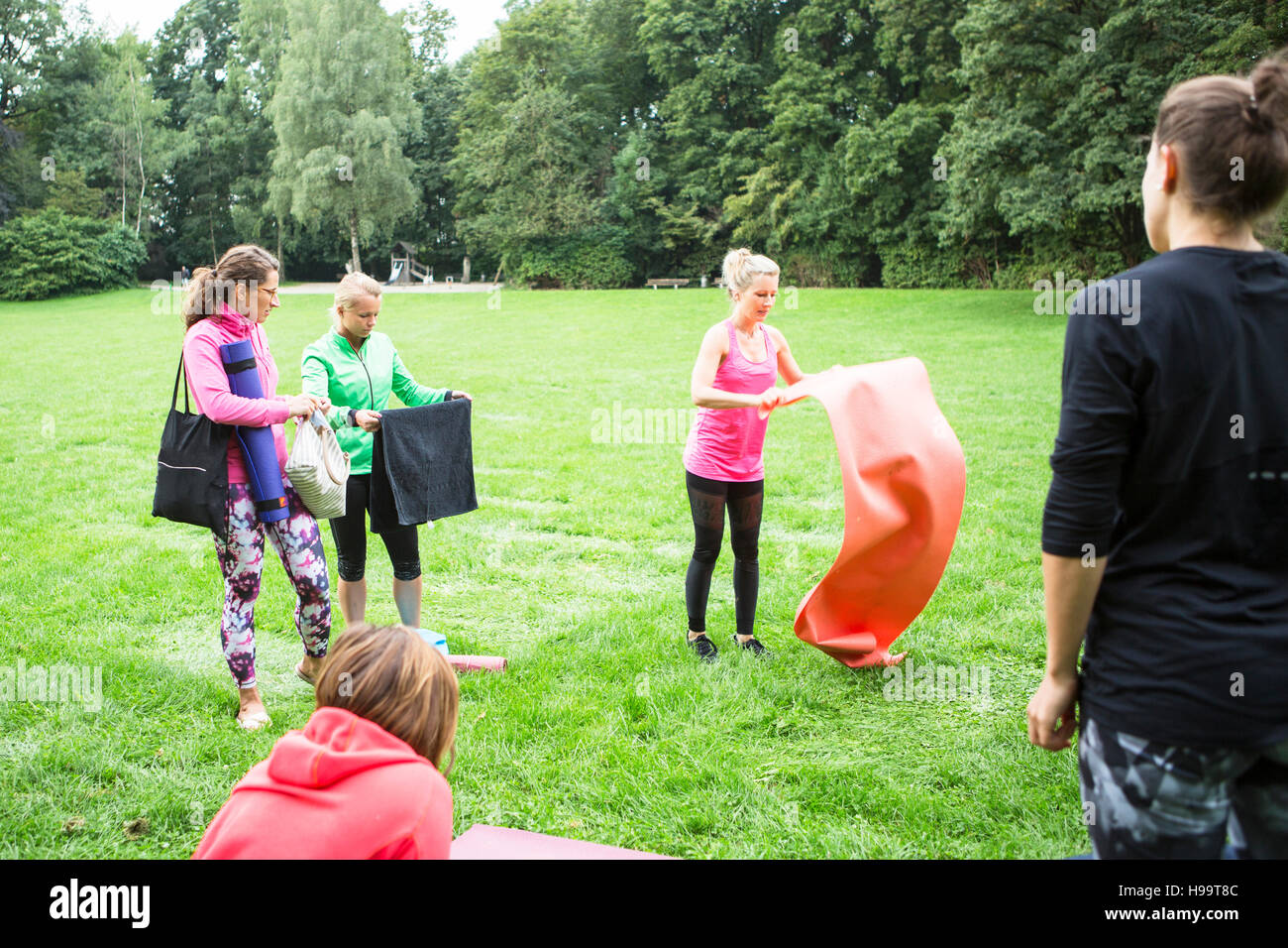 Giovani donne rilassante dopo la pratica dello yoga in posizione di parcheggio Foto Stock