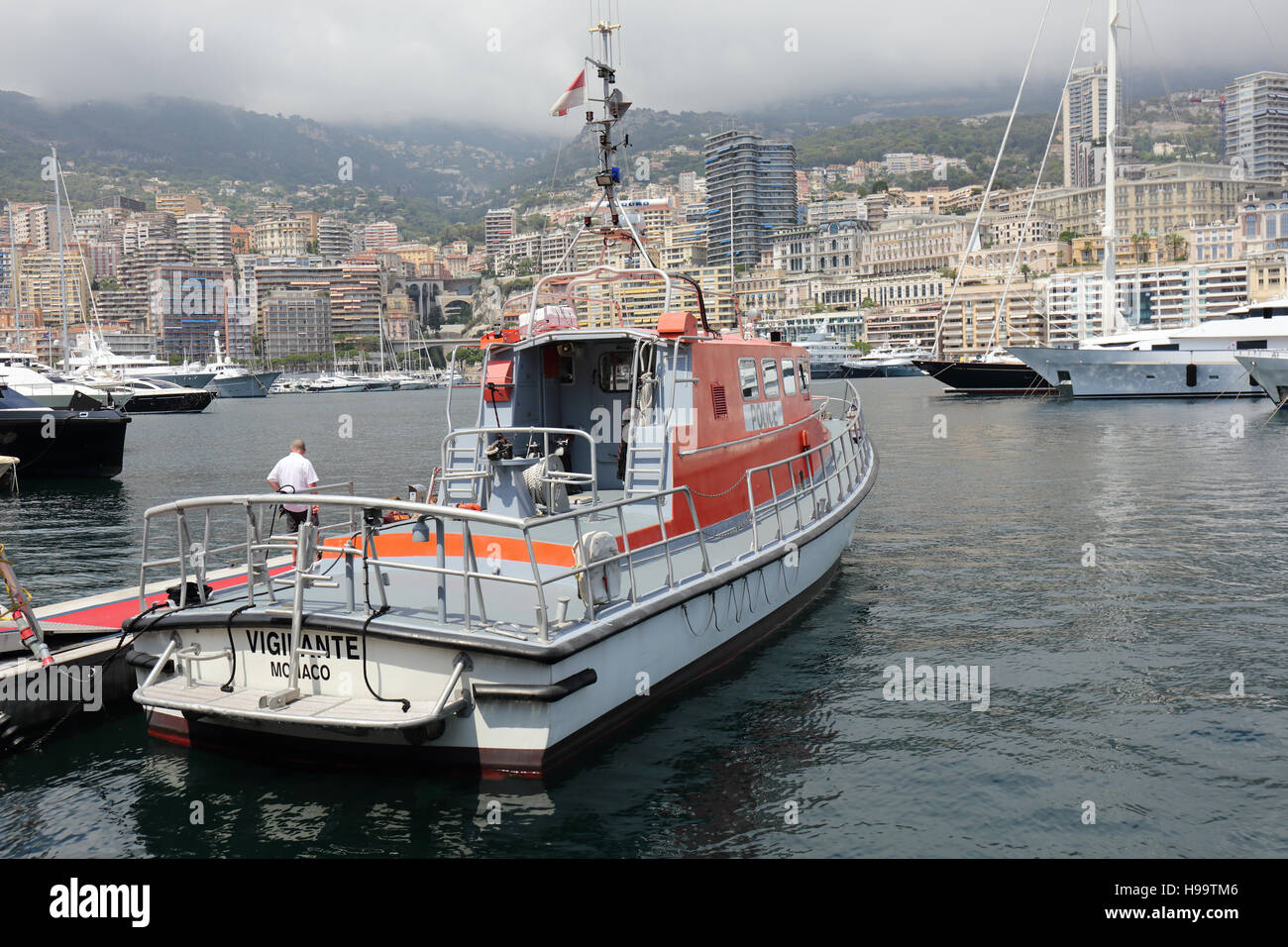 Barca di polizia nel porto di Monaco Foto Stock