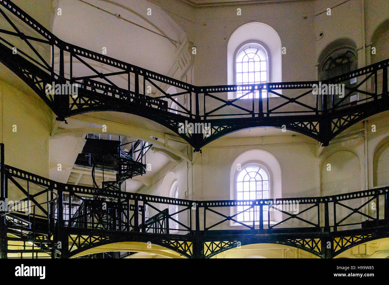 Sbarco all'interno di Crumlin Road gaol, una prigione vittoriano modellata su Pentonville a Londra. Foto Stock