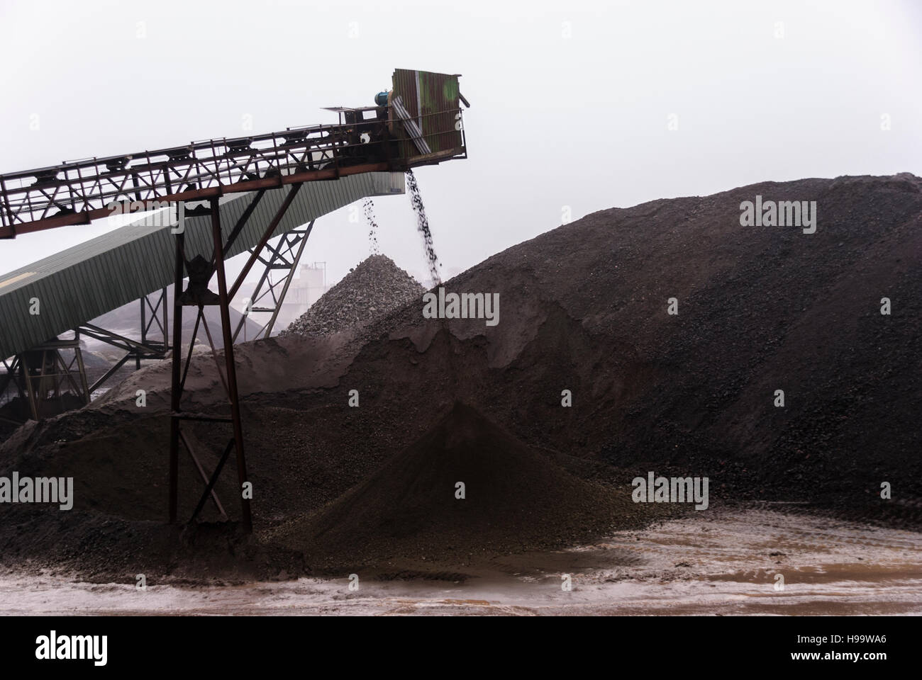 Rock screener ad una sorta di cava aggregati in gradi diversi. Foto Stock