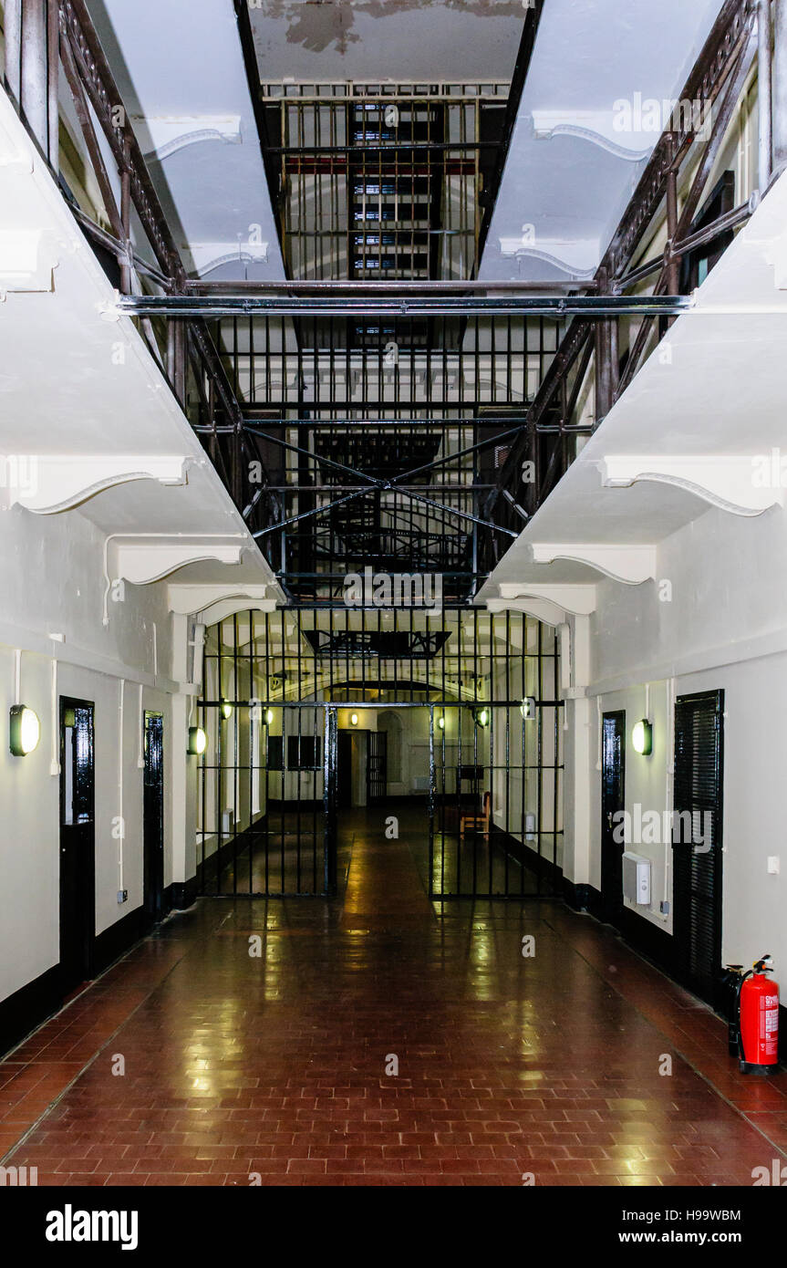 Sbarco all'interno di Crumlin Road gaol, una prigione vittoriano modellata su Pentonville a Londra. Foto Stock