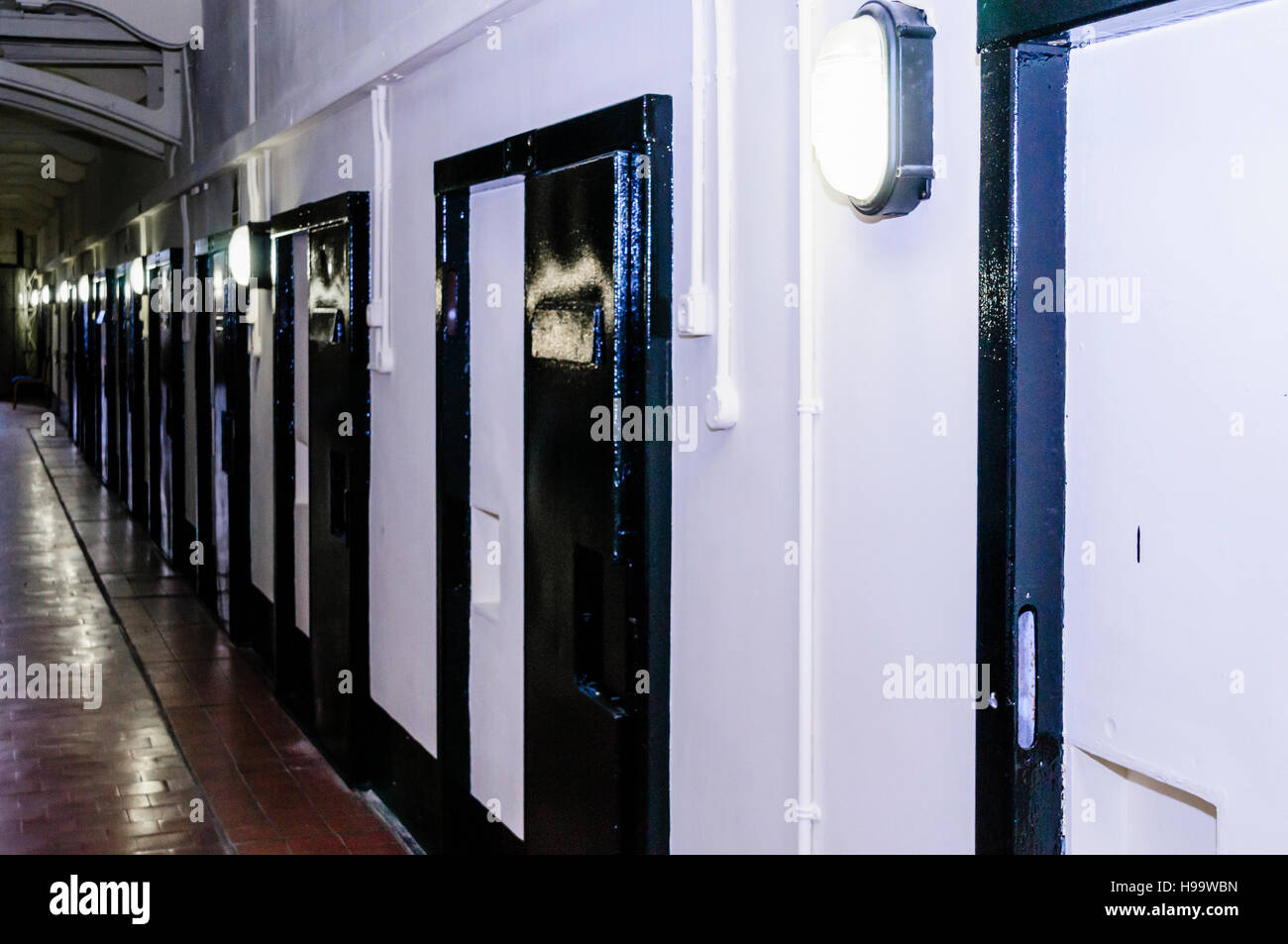 Fila di porte di cella all'interno di Crumlin Road gaol, una prigione vittoriano modellata su Pentonville a Londra. Foto Stock