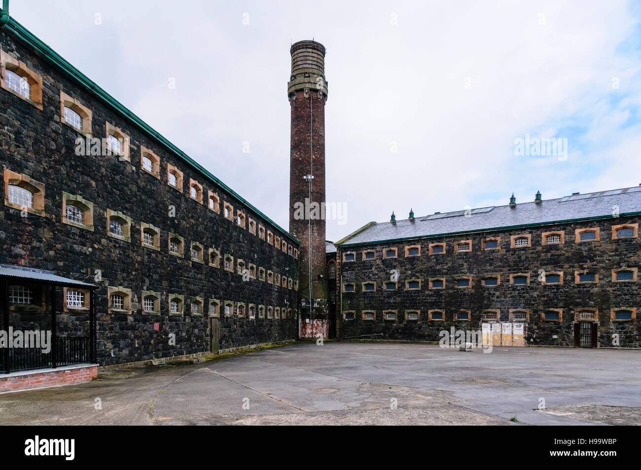 Cantiere di esercizio al di fuori di Crumlin Road gaol, una prigione vittoriano modellata su Pentonville a Londra. Foto Stock