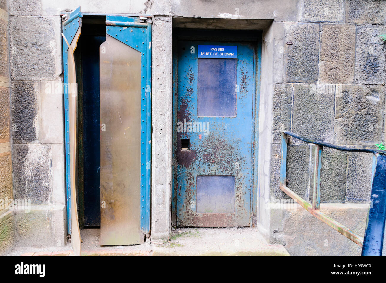 Acciaio porte sbarrate in Crumlin Road gaol, una prigione vittoriano modellata su Pentonville a Londra. Foto Stock