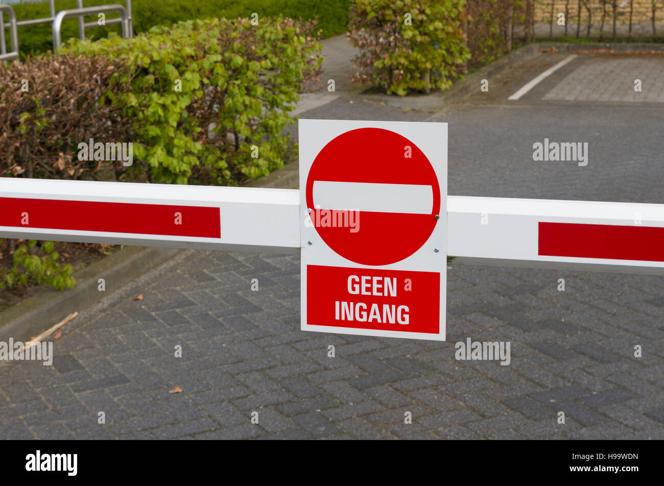 Rosso con bianco nessun segno di entrata in lingua olandese geen ingang Foto Stock